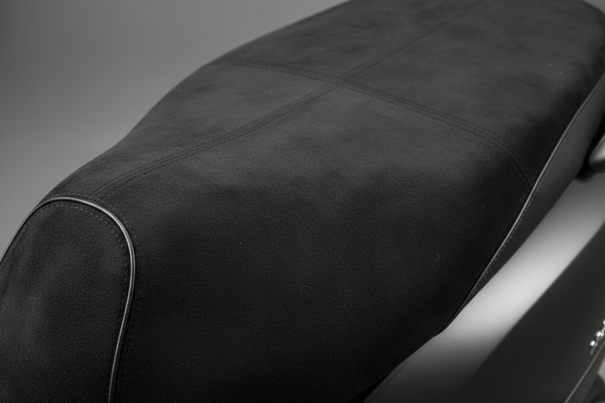 fintapelle scamosciata nera applicata come sella di un motorino